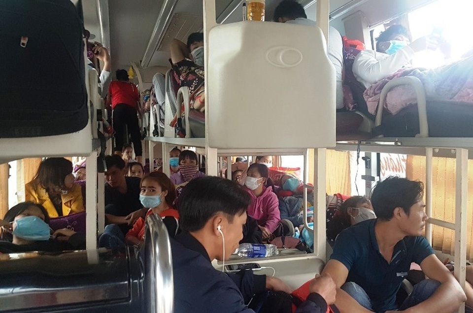 72 “thượng đế” bị nhồi trên xe khách 40 chỗ - 2 72 “thượng đế” bị nhồi trên xe khách 40 chỗ - 2