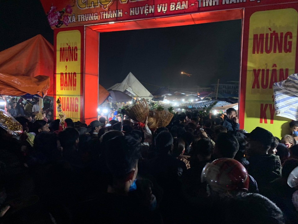 Tất cả tạo nên một mớ hỗn độn ở chợ Viềng Tất cả tạo nên một mớ hỗn độn ở chợ Viềng