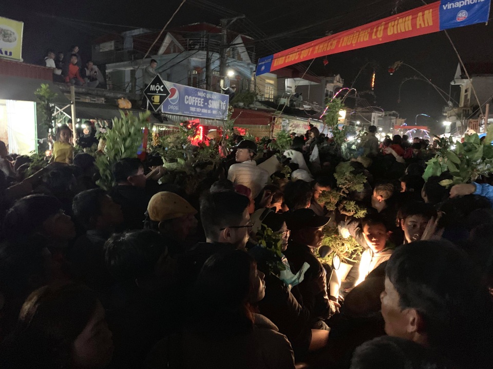 Tất cả tạo nên một mớ hỗn độn ở chợ Viềng Tất cả tạo nên một mớ hỗn độn ở chợ Viềng