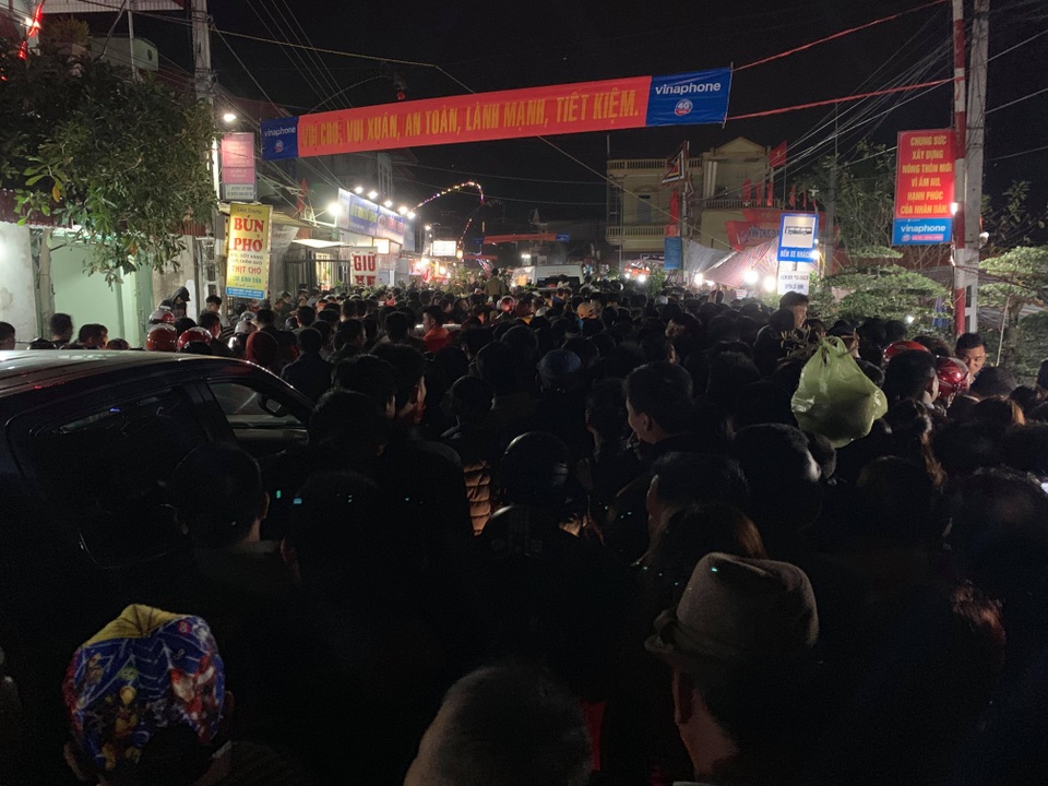 Tất cả tạo nên một mớ hỗn độn ở chợ Viềng
Tất cả tạo nên một mớ hỗn độn ở chợ Viềng