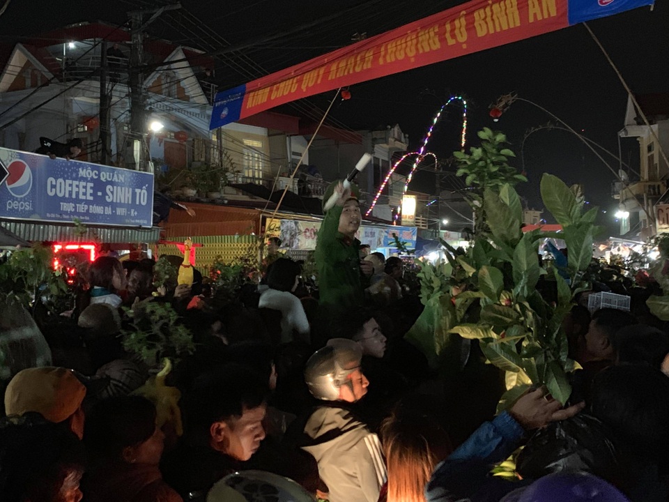 Tất cả tạo nên một mớ hỗn độn ở chợ Viềng Tất cả tạo nên một mớ hỗn độn ở chợ Viềng