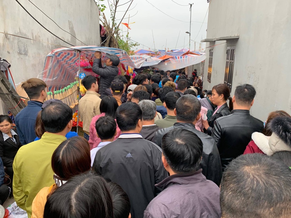 Chưa khai hội, Chợ Viềng đã nêm chật cứng người - 13 Chưa khai hội, Chợ Viềng đã nêm chật cứng người - 13