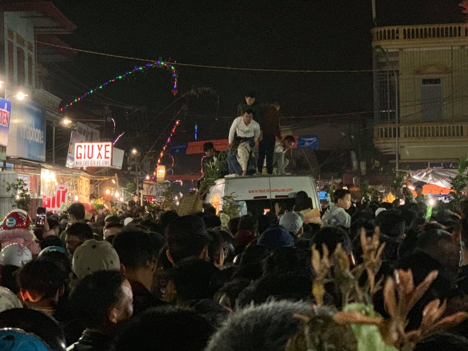 Tất cả tạo nên một mớ hỗn độn ở chợ Viềng Tất cả tạo nên một mớ hỗn độn ở chợ Viềng