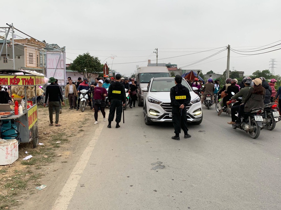 Chưa khai hội, Chợ Viềng đã nêm chật cứng người - 11 Chưa khai hội, Chợ Viềng đã nêm chật cứng người - 11