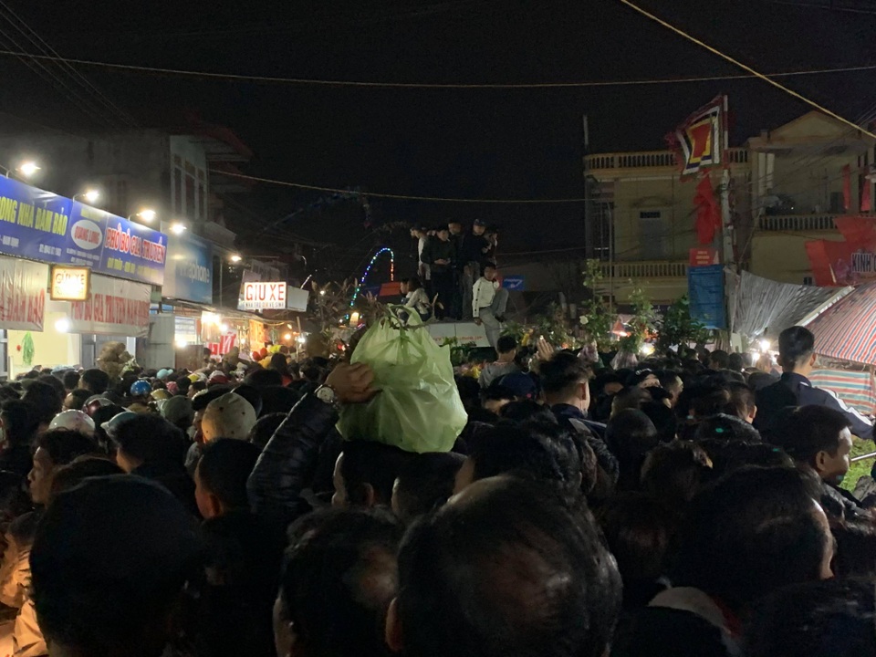 Tất cả tạo nên một mớ hỗn độn ở chợ Viềng Tất cả tạo nên một mớ hỗn độn ở chợ Viềng
