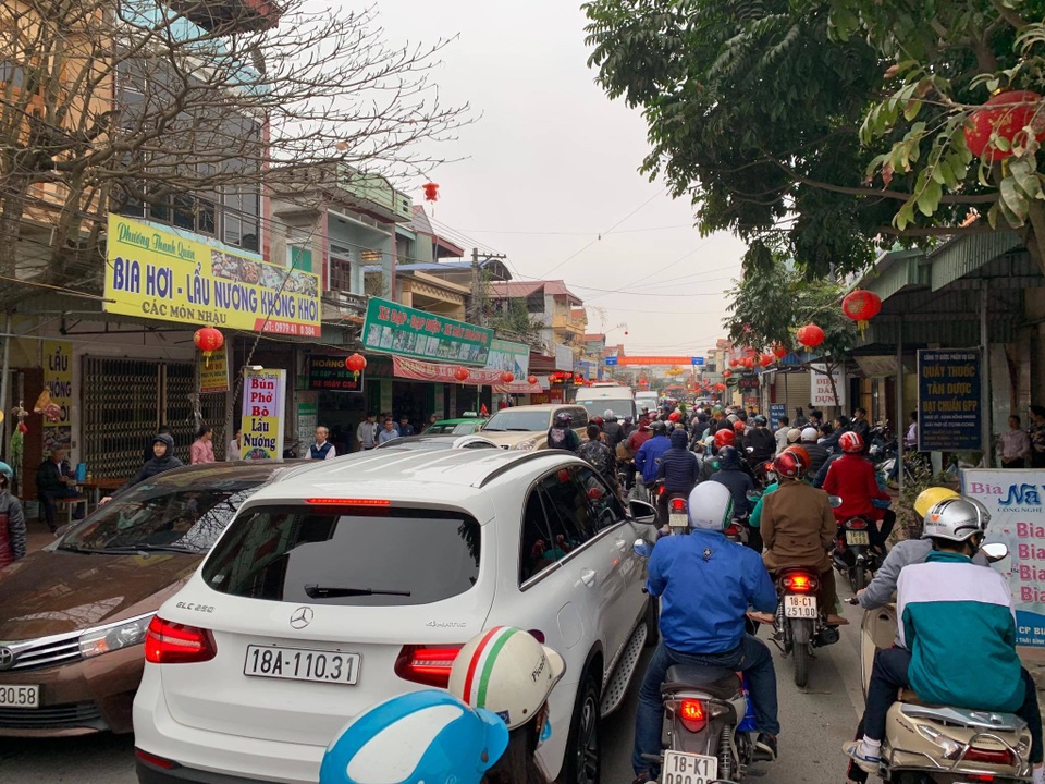 Chưa khai hội, Chợ Viềng đã nêm chật cứng người - 8 Chưa khai hội, Chợ Viềng đã nêm chật cứng người - 8