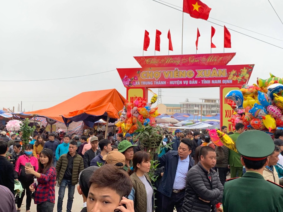 Chưa khai hội, Chợ Viềng đã nêm chật cứng người - 15 Chưa khai hội, Chợ Viềng đã nêm chật cứng người - 15