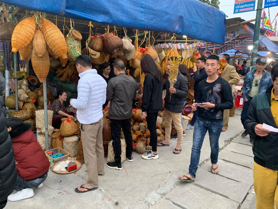 Chưa khai hội, Chợ Viềng đã nêm chật cứng người - 4 Chưa khai hội, Chợ Viềng đã nêm chật cứng người - 4