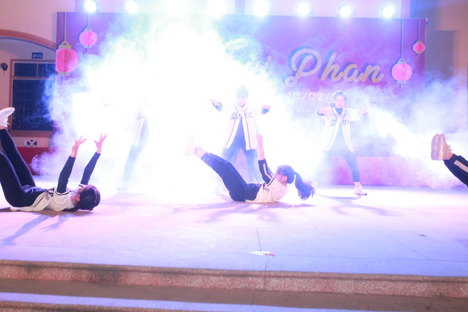 Học sinh trường Phan “cháy” hết mình trong dạ hội đón Xuân mới - 8 Học sinh trường Phan “cháy” hết mình trong dạ hội đón Xuân mới - 8