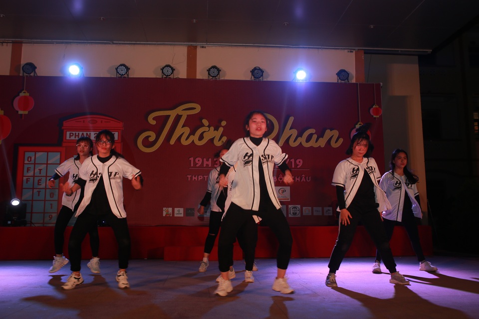 Học sinh trường Phan “cháy” hết mình trong dạ hội đón Xuân mới - 7 Học sinh trường Phan “cháy” hết mình trong dạ hội đón Xuân mới - 7