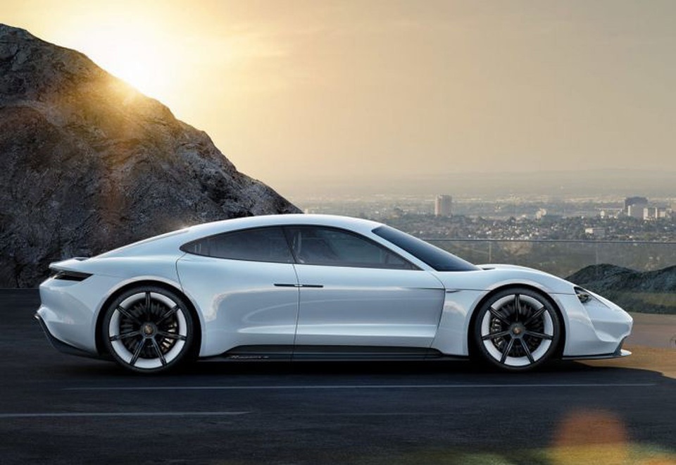 Giá hơn 20 tỉ đồng, Porsche 911 GT2 RS gia nhập làng siêu xe tại Việt Nam - 9 Giá hơn 20 tỉ đồng, Porsche 911 GT2 RS gia nhập làng siêu xe tại Việt Nam - 9