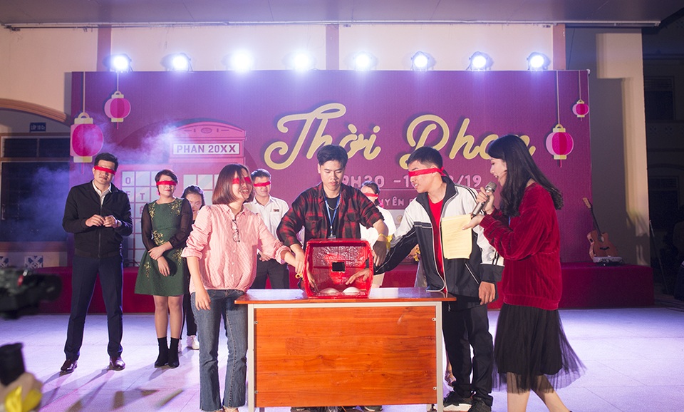 Học sinh trường Phan “cháy” hết mình trong dạ hội đón Xuân mới - 11 Học sinh trường Phan “cháy” hết mình trong dạ hội đón Xuân mới - 11