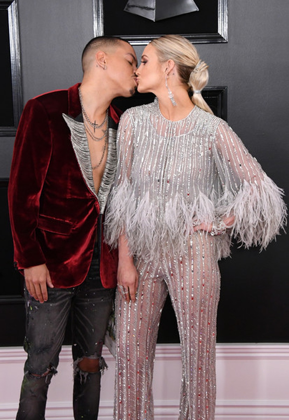 Người đẹp lộng lẫy váy áo trên thảm đỏ Grammy 2019 - 35 Người đẹp lộng lẫy váy áo trên thảm đỏ Grammy 2019 - 35