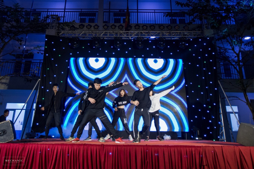 Học sinh chuyên Khoa học Tự nhiên chứng tỏ bản lĩnh “đa tài” qua English Celebration 2019 - 1 Học sinh chuyên Khoa học Tự nhiên chứng tỏ bản lĩnh “đa tài” qua English Celebration 2019 - 1