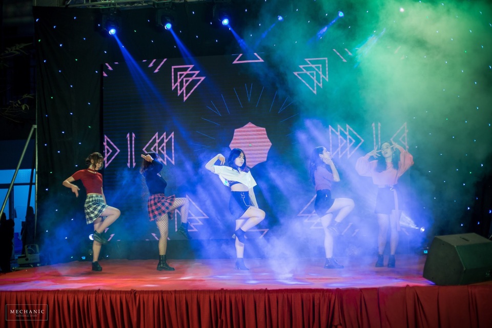 Học sinh chuyên Khoa học Tự nhiên chứng tỏ bản lĩnh “đa tài” qua English Celebration 2019 - 2 Học sinh chuyên Khoa học Tự nhiên chứng tỏ bản lĩnh “đa tài” qua English Celebration 2019 - 2