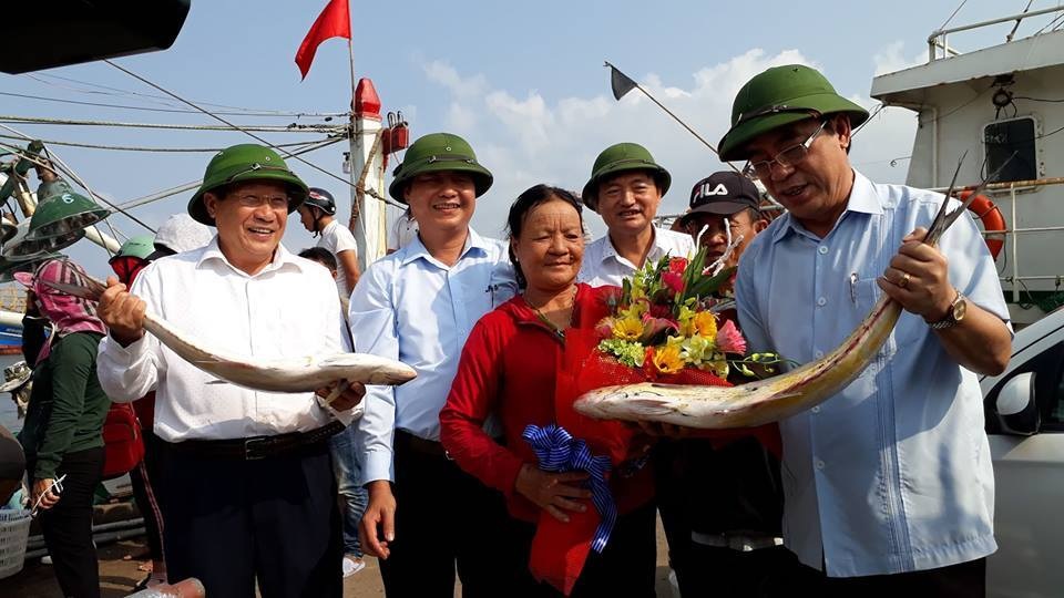 Trúng mẻ cá khủng 100 tấn ngày đầu năm, thu về gần 6 tỷ đồng - 1 Trúng mẻ cá khủng 100 tấn ngày đầu năm, thu về gần 6 tỷ đồng - 1