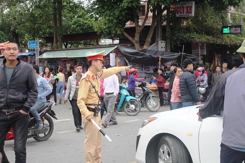 Chưa khai hội, Chợ Viềng đã nêm chật cứng người - 1 Chưa khai hội, Chợ Viềng đã nêm chật cứng người - 1