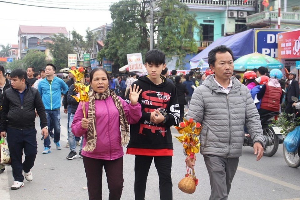 Chưa khai hội, Chợ Viềng đã nêm chật cứng người - 2 Chưa khai hội, Chợ Viềng đã nêm chật cứng người - 2