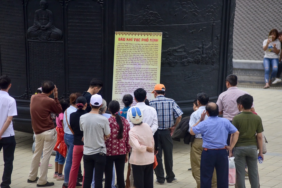 Hàng nghìn người đổ về ngôi chùa chưa xây xong ở Hà Nam - 11 Hàng nghìn người đổ về ngôi chùa chưa xây xong ở Hà Nam - 11