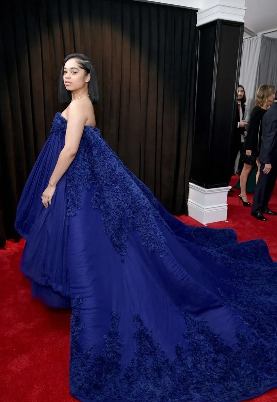 ella-mai-stuns-in-navy-gown-for-grammys-04.jpeg ella-mai-stuns-in-navy-gown-for-grammys-04.jpeg