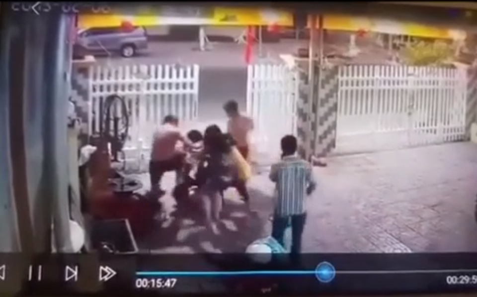 Rượu vào, hai cán bộ công an xông vào nhà đánh dân - 1