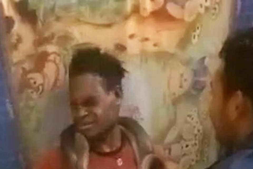 Cảnh sát Indonesia bị chỉ trích vì dùng rắn dài 2 mét hỏi cung nghi phạm - 1 Cảnh sát Indonesia bị chỉ trích vì dùng rắn dài 2 mét hỏi cung nghi phạm - 1