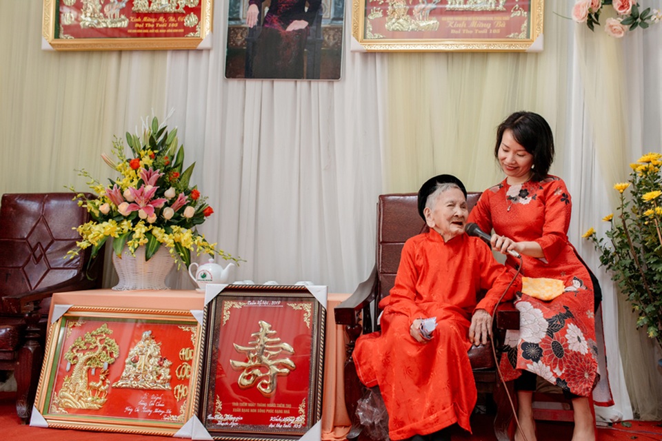Cụ bà 106 tuổi hát, đọc thơ trong lễ mừng thọ của mình - 3 Cụ bà 106 tuổi hát, đọc thơ trong lễ mừng thọ của mình - 3