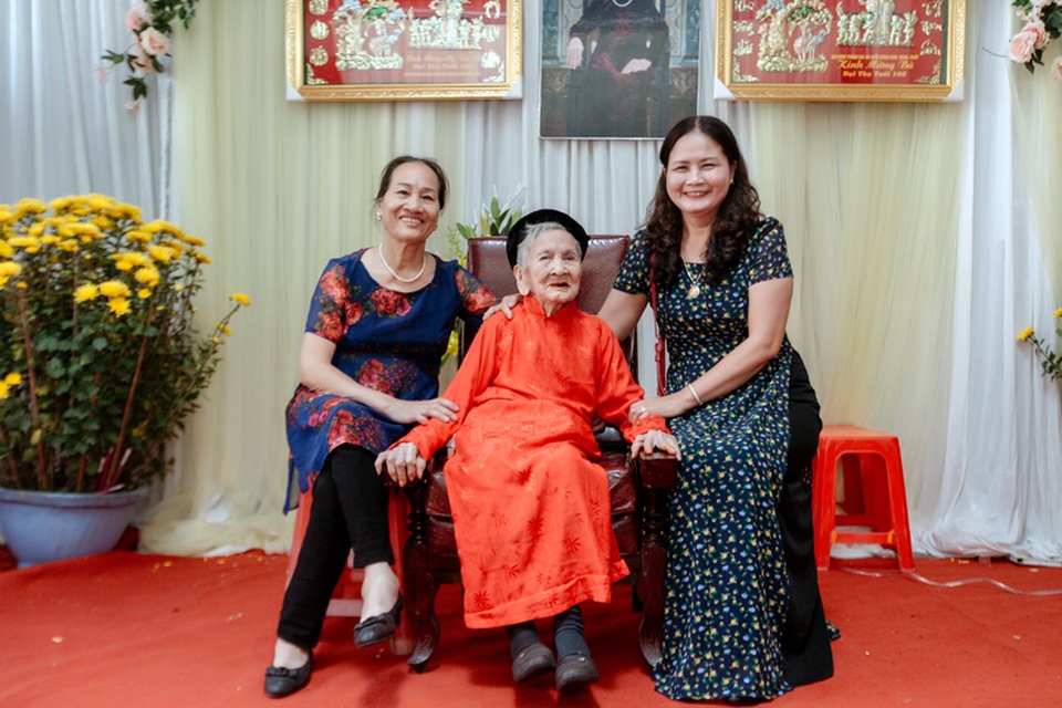 Cụ bà 106 tuổi hát, đọc thơ trong lễ mừng thọ của mình - 2 Cụ bà 106 tuổi hát, đọc thơ trong lễ mừng thọ của mình - 2