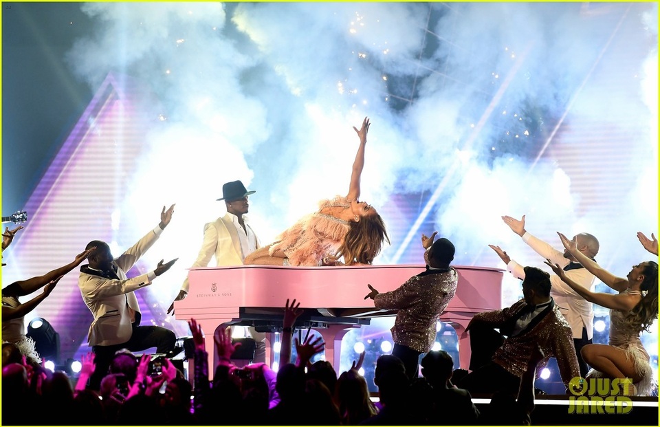 Jennifer Lopez bốc lửa trên sân khấu Grammy 2019 - 18 Jennifer Lopez bốc lửa trên sân khấu Grammy 2019 - 18