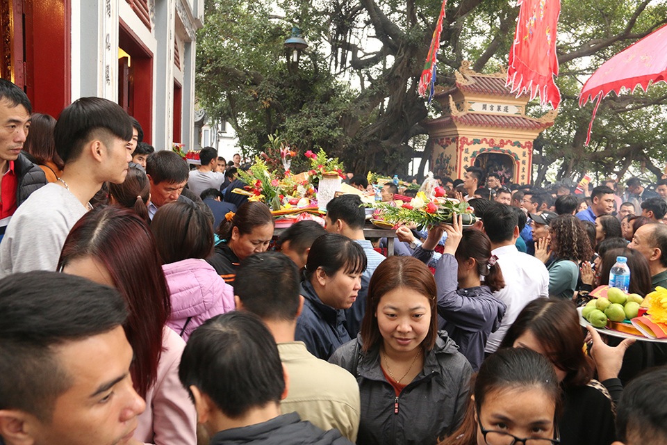 Phủ Tây Hồ chật cứng người trong ngày đi làm đầu tiên sau nghỉ Tết - 8 Phủ Tây Hồ chật cứng người trong ngày đi làm đầu tiên sau nghỉ Tết - 8