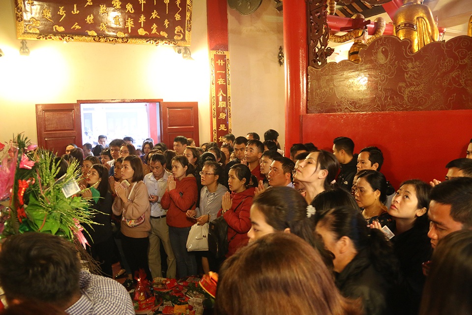Phủ Tây Hồ chật cứng người trong ngày đi làm đầu tiên sau nghỉ Tết - 5 Phủ Tây Hồ chật cứng người trong ngày đi làm đầu tiên sau nghỉ Tết - 5
