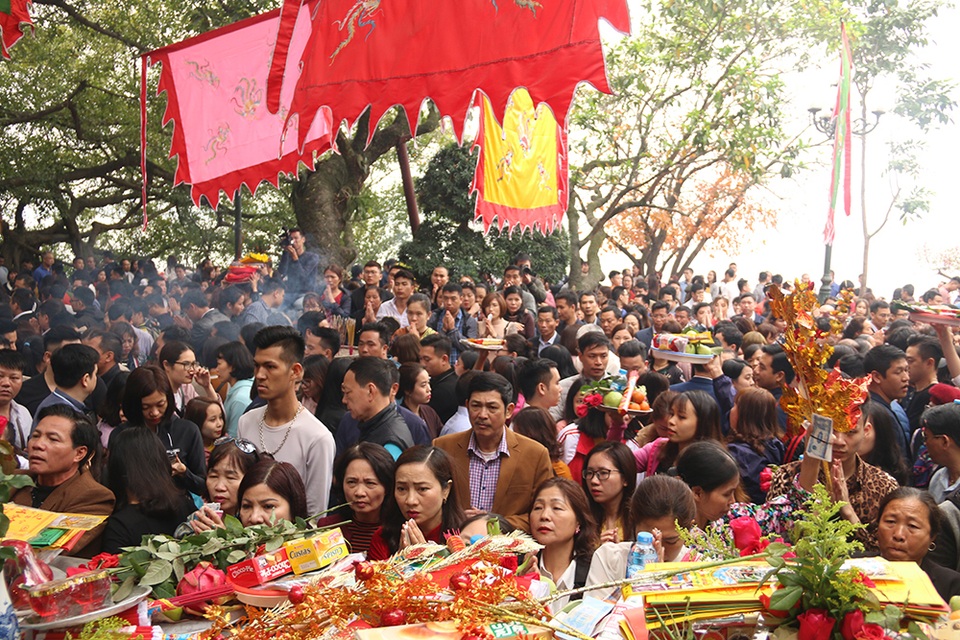 Phủ Tây Hồ chật cứng người trong ngày đi làm đầu tiên sau nghỉ Tết - 11 Phủ Tây Hồ chật cứng người trong ngày đi làm đầu tiên sau nghỉ Tết - 11