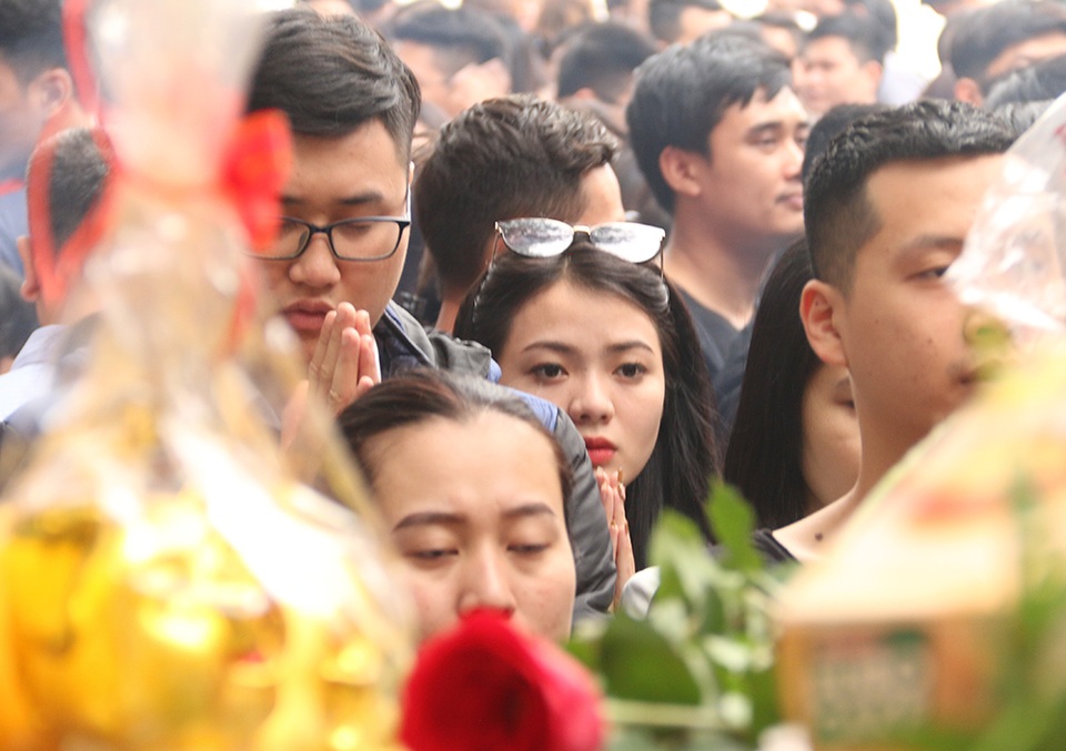 Phủ Tây Hồ chật cứng người trong ngày đi làm đầu tiên sau nghỉ Tết - 10 Phủ Tây Hồ chật cứng người trong ngày đi làm đầu tiên sau nghỉ Tết - 10