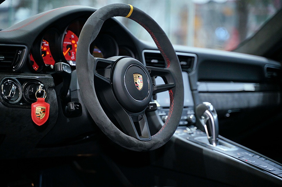 Giá hơn 20 tỉ đồng, Porsche 911 GT2 RS gia nhập làng siêu xe tại Việt Nam - 7 Giá hơn 20 tỉ đồng, Porsche 911 GT2 RS gia nhập làng siêu xe tại Việt Nam - 7
