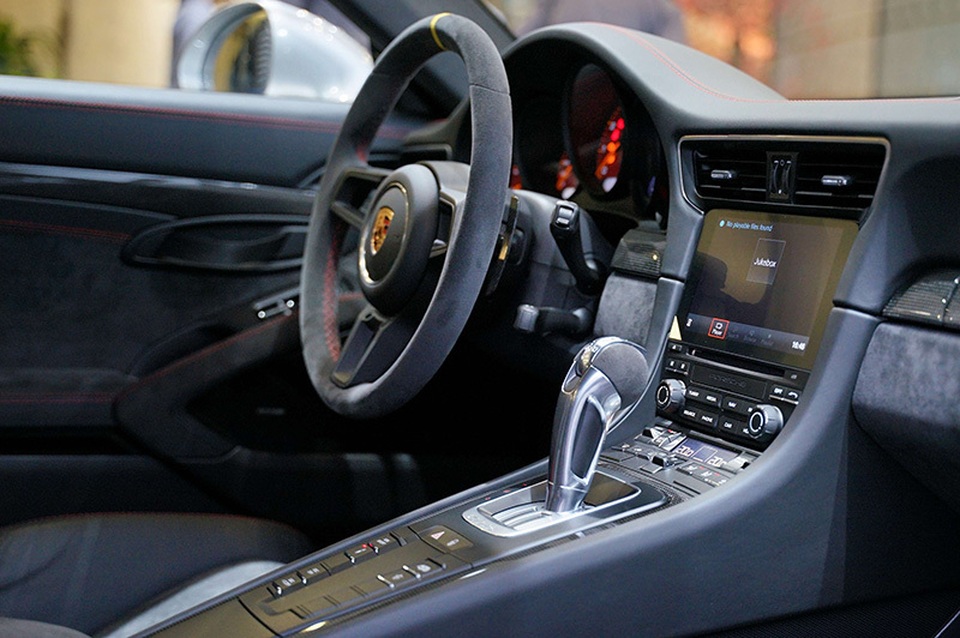 Giá hơn 20 tỉ đồng, Porsche 911 GT2 RS gia nhập làng siêu xe tại Việt Nam - 5 Giá hơn 20 tỉ đồng, Porsche 911 GT2 RS gia nhập làng siêu xe tại Việt Nam - 5