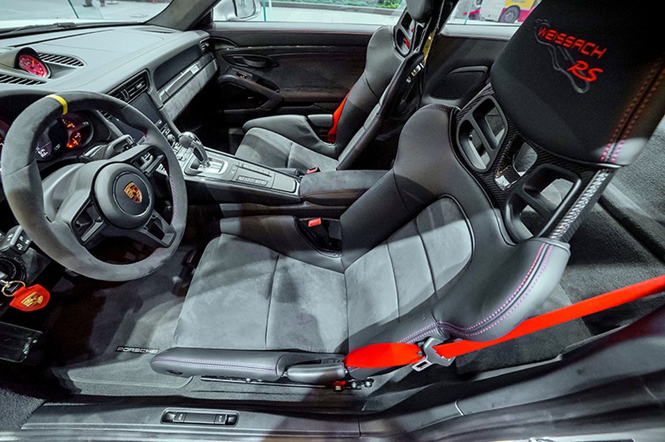Giá hơn 20 tỉ đồng, Porsche 911 GT2 RS gia nhập làng siêu xe tại Việt Nam - 4 Giá hơn 20 tỉ đồng, Porsche 911 GT2 RS gia nhập làng siêu xe tại Việt Nam - 4