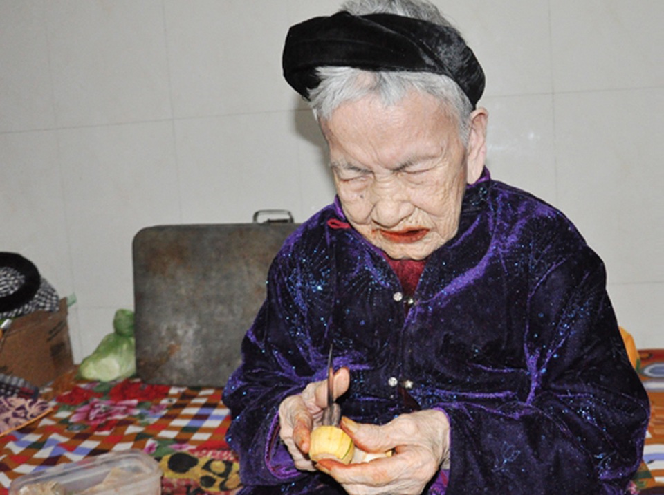 Cụ bà 106 tuổi hát, đọc thơ trong lễ mừng thọ của mình - 4 Cụ bà 106 tuổi hát, đọc thơ trong lễ mừng thọ của mình - 4