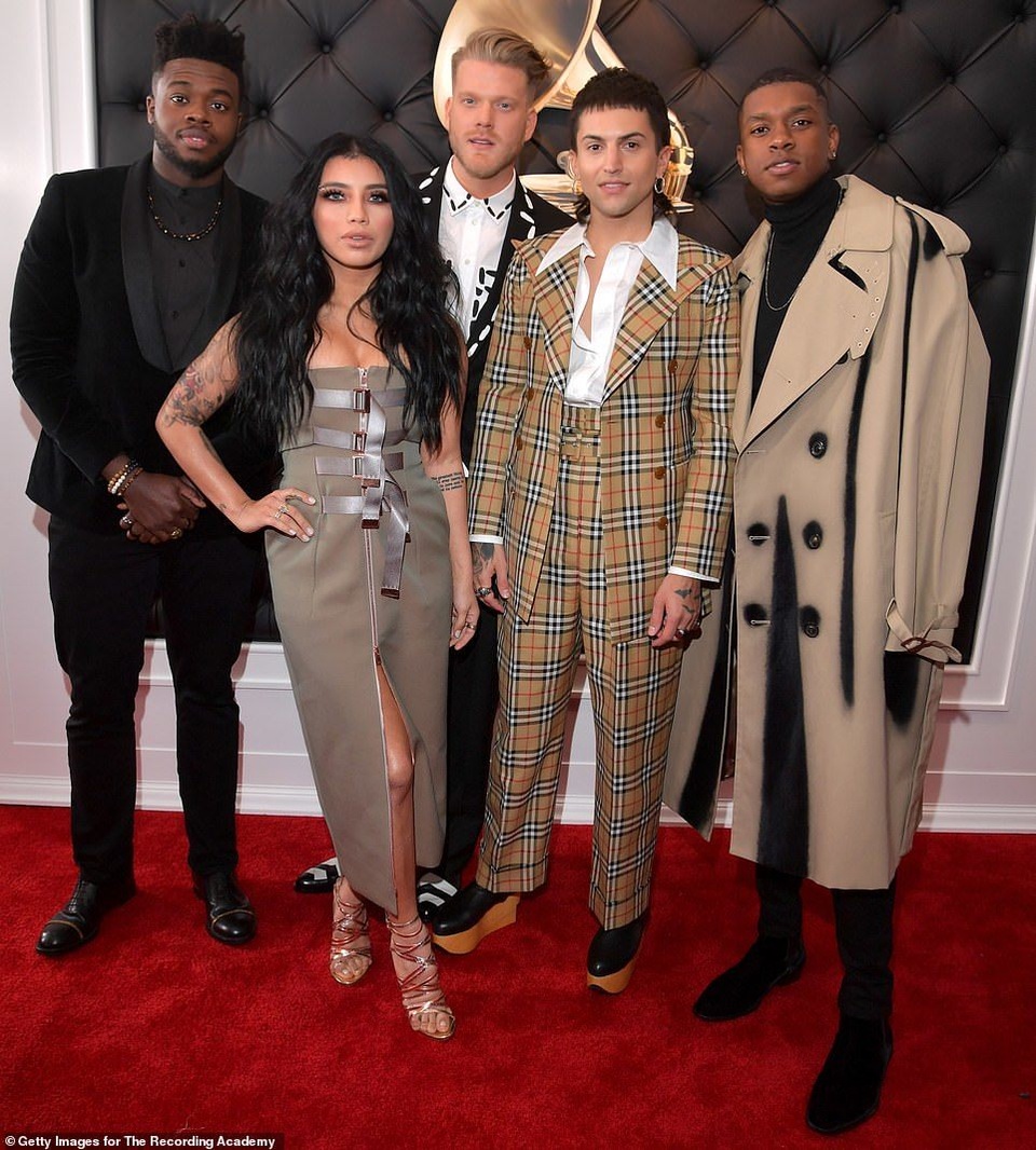 Những bộ cánh xấu nhất trên thảm đỏ Grammy 2019 - 16 Những bộ cánh xấu nhất trên thảm đỏ Grammy 2019 - 16