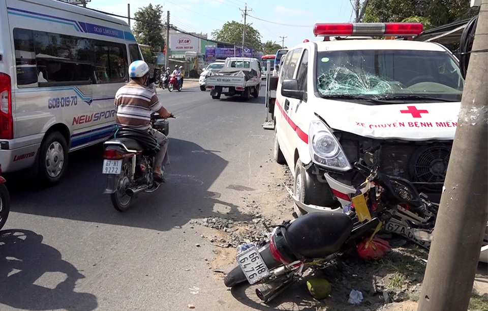 Xe cứu thương gây tai nạn khiến thai phụ 7 tháng mất con - 1 Xe cứu thương gây tai nạn khiến thai phụ 7 tháng mất con - 1