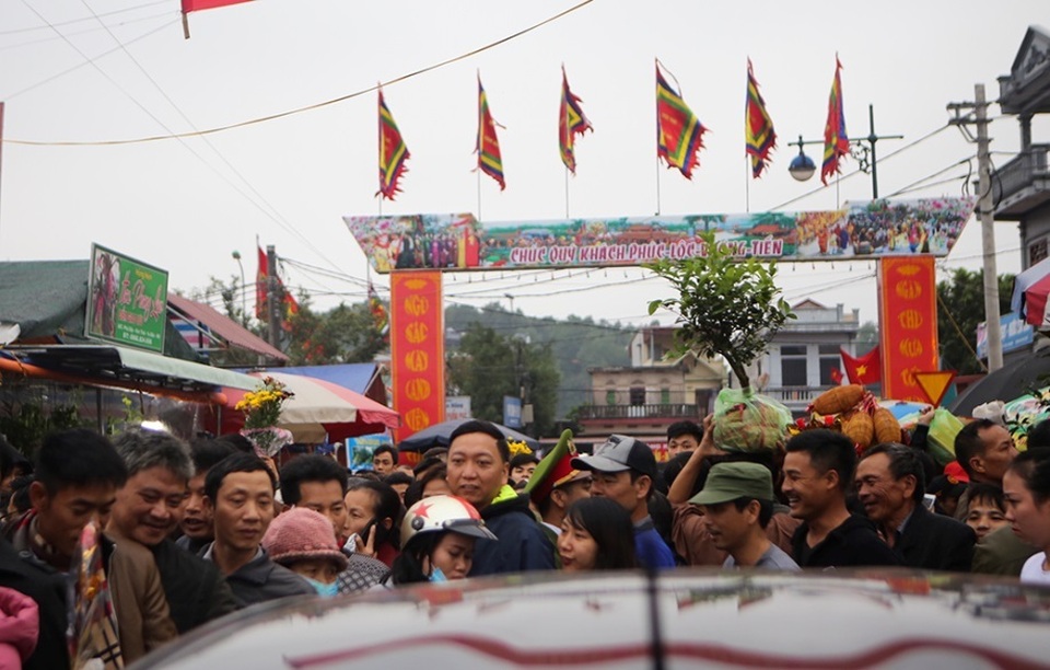 Hàng vạn người đổ về phiên chợ mua may bán rủi ở Nam Định - 4 Hàng vạn người đổ về phiên chợ mua may bán rủi ở Nam Định - 4