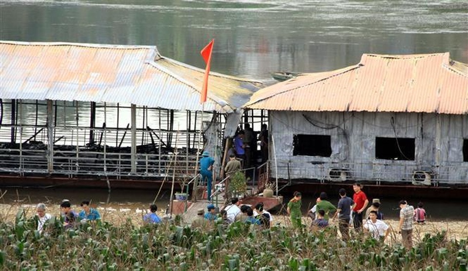 vna_potal_lua_thieu_rui_nha_hang_noi_tren_song_lo_tai_tuyen_quang_171407187_3712612.jpg vna_potal_lua_thieu_rui_nha_hang_noi_tren_song_lo_tai_tuyen_quang_171407187_3712612.jpg