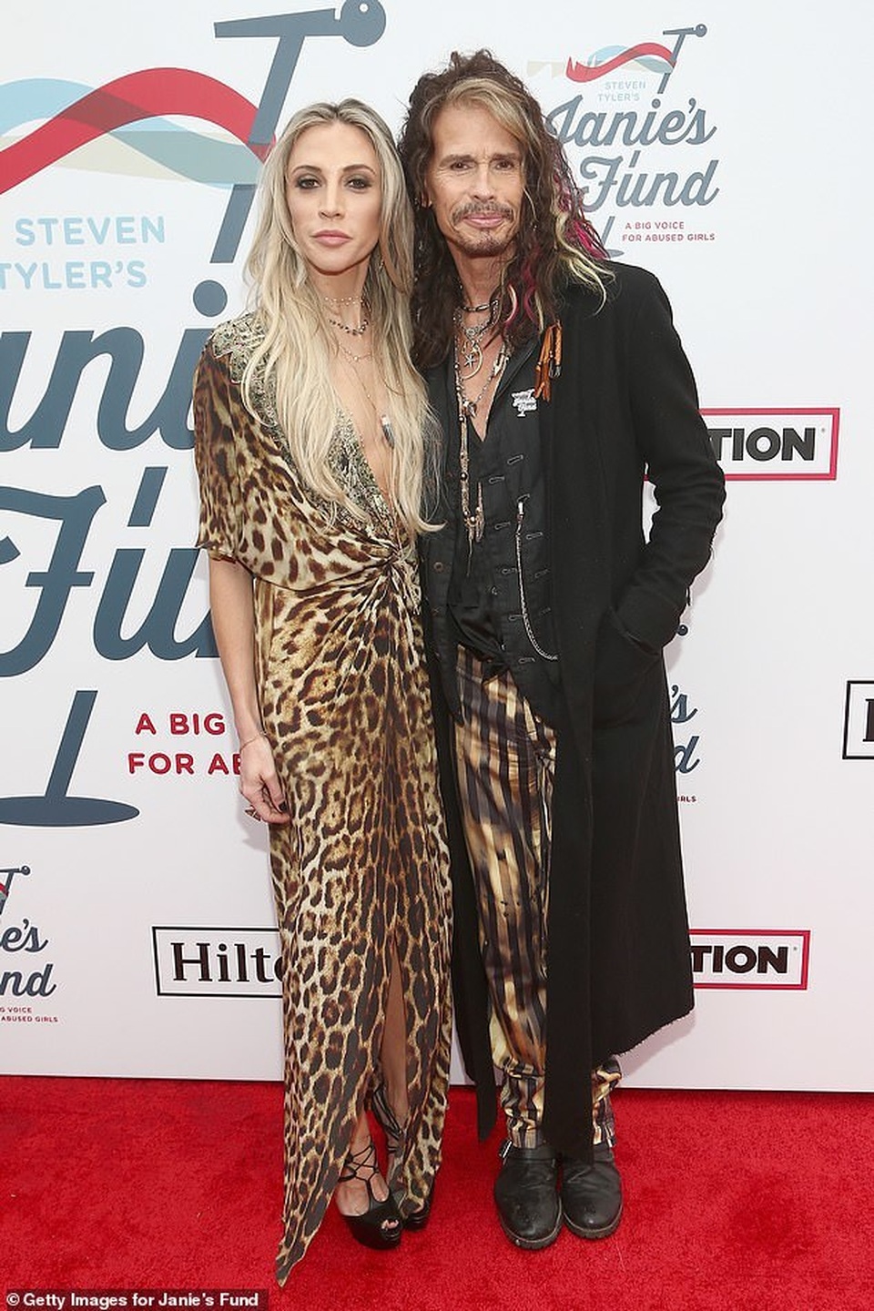 Rocker Steven Tyler hạnh phúc bên bạn gái kém 40 tuổi - 1 Rocker Steven Tyler hạnh phúc bên bạn gái kém 40 tuổi - 1