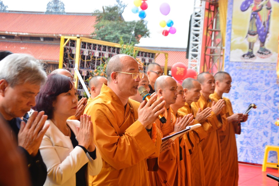 Biển người đổ về dự Lễ khai hội xuân Chùa Ba Vàng - 3 Biển người đổ về dự Lễ khai hội xuân Chùa Ba Vàng - 3