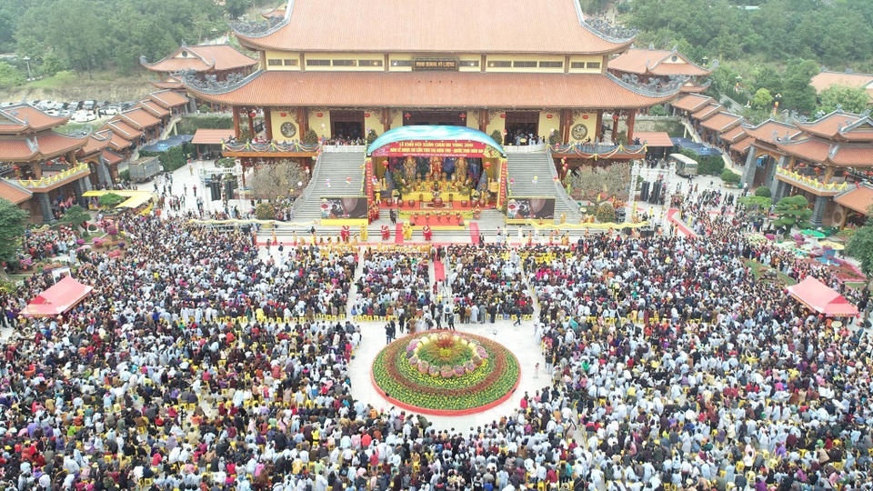 Biển người đổ về dự Lễ khai hội xuân Chùa Ba Vàng - 1 Biển người đổ về dự Lễ khai hội xuân Chùa Ba Vàng - 1