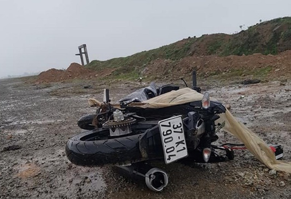 Thi thể nam thanh niên nằm cạnh chiếc xe máy vỡ nát - 1