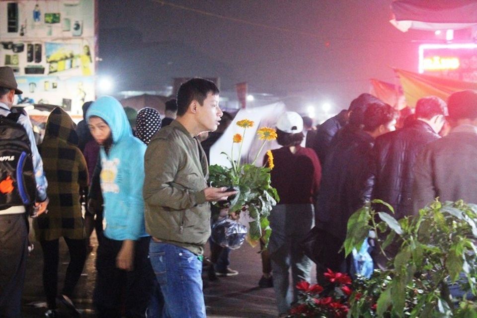 Trắng đêm chen chân “mua may, bán rủi” ở chợ Viềng - 7 Trắng đêm chen chân “mua may, bán rủi” ở chợ Viềng - 7