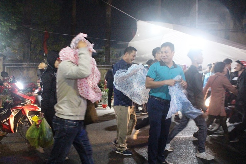 Trắng đêm chen chân “mua may, bán rủi” ở chợ Viềng - 3 Trắng đêm chen chân “mua may, bán rủi” ở chợ Viềng - 3