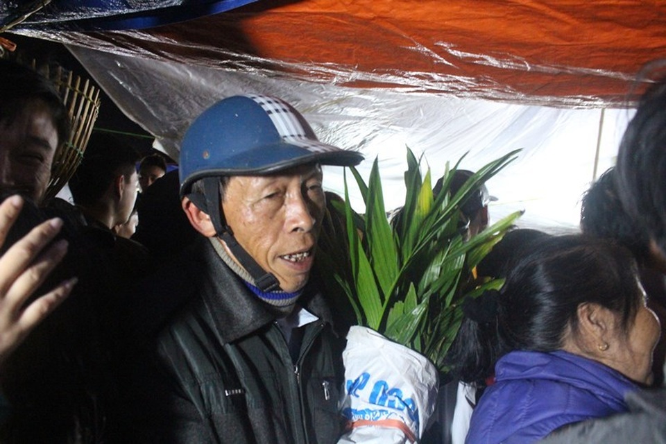 Trắng đêm chen chân “mua may, bán rủi” ở chợ Viềng - 10 Trắng đêm chen chân “mua may, bán rủi” ở chợ Viềng - 10