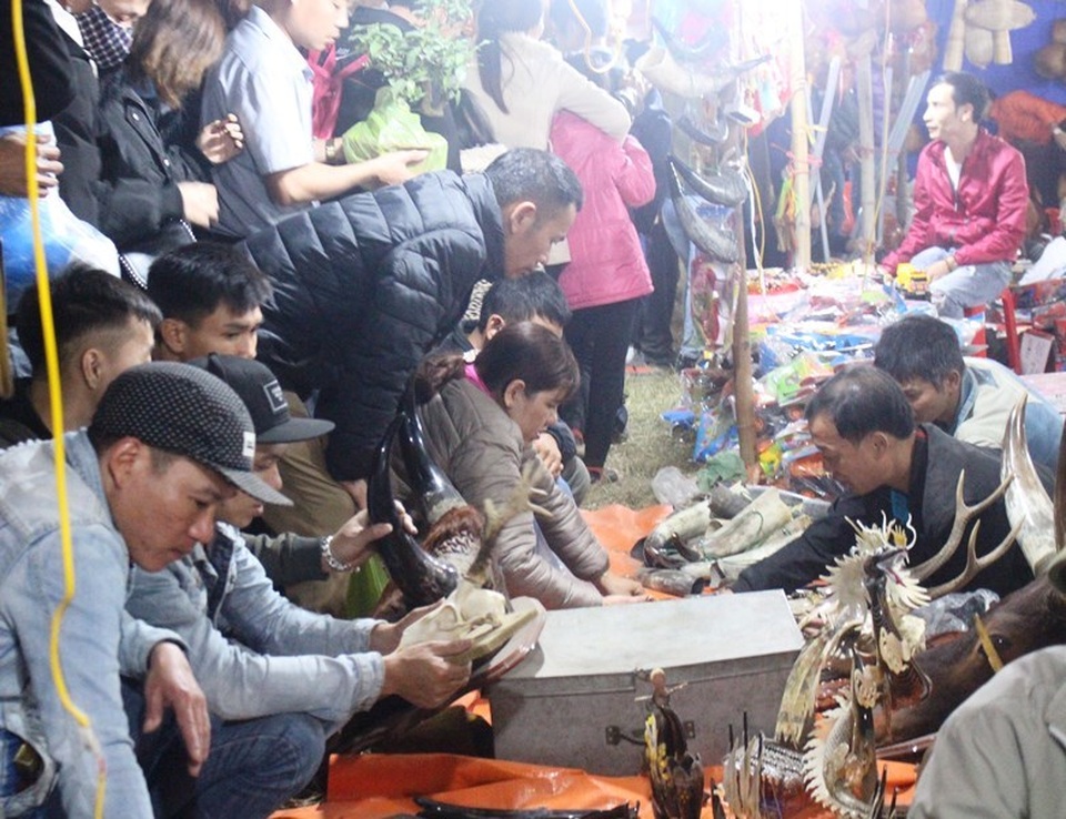 Trắng đêm chen chân “mua may, bán rủi” ở chợ Viềng - 1 Trắng đêm chen chân “mua may, bán rủi” ở chợ Viềng - 1