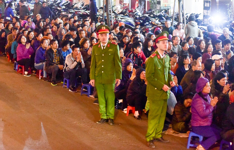 Hàng nghìn người ngồi lòng đường hành lễ giải hạn chùa Phúc Khánh - 13 Hàng nghìn người ngồi lòng đường hành lễ giải hạn chùa Phúc Khánh - 13